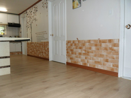 Ưu điểm và cách sử dụng gạch ốp chân tường phòng khách